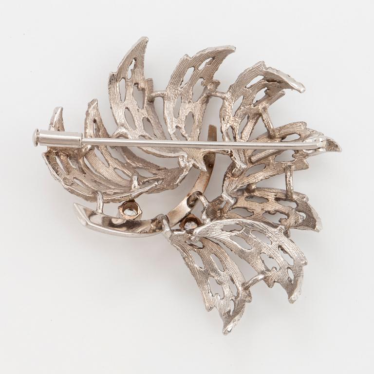 18K white gold and brilliant-cut diamond brooch.