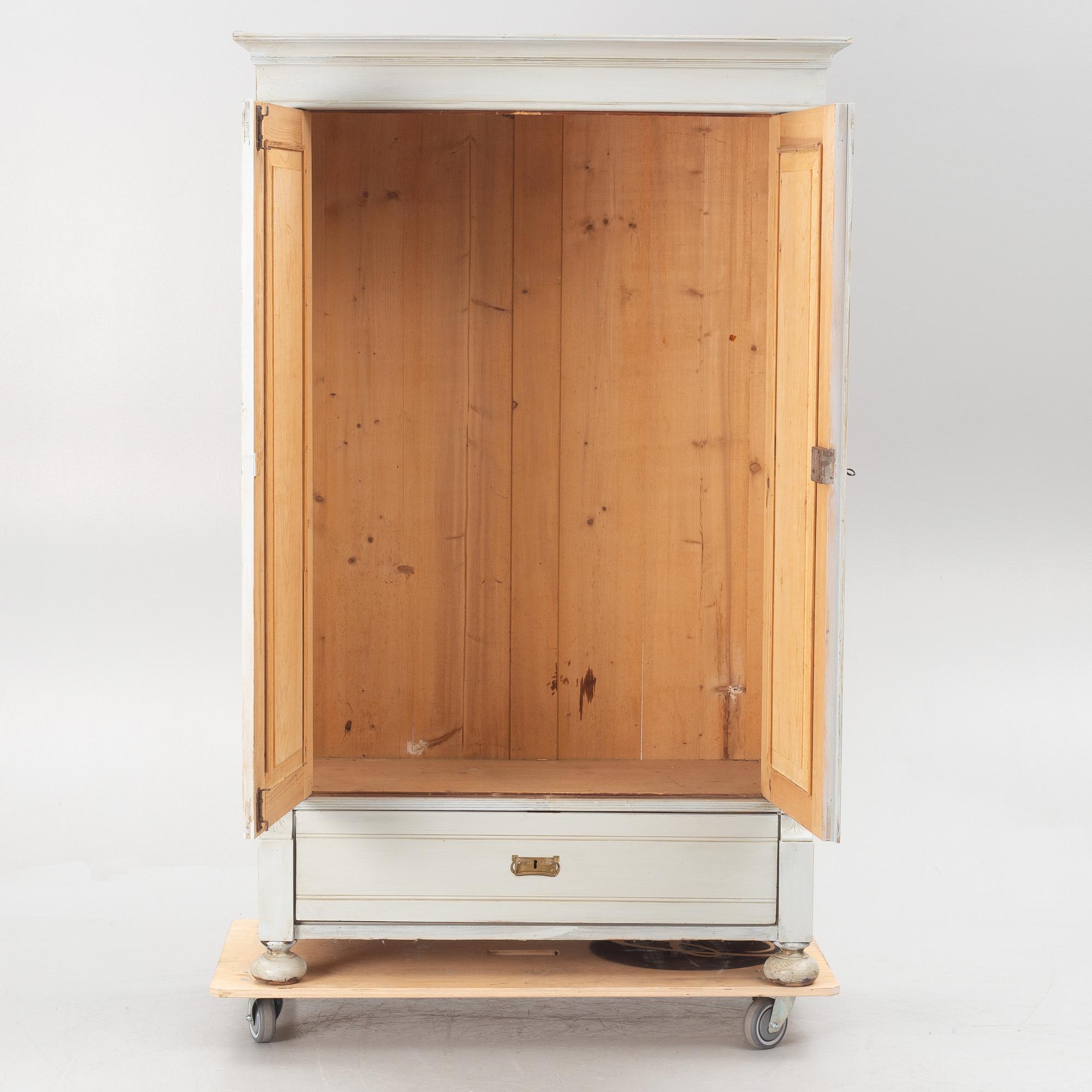A cabinet, from around the year 1900.
