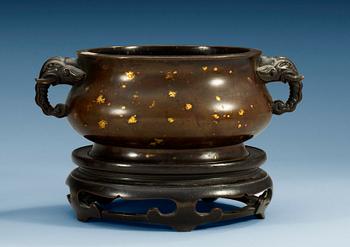 1288. A gold splashed bronze censer and stand, Qing dynasty, 17/18th Century, with Xuande´s seal mark.