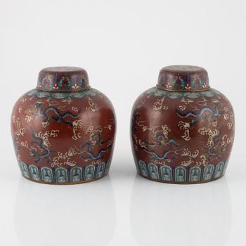 Urnor med lock, ett par, cloisonné. Kina, 1900-tal.