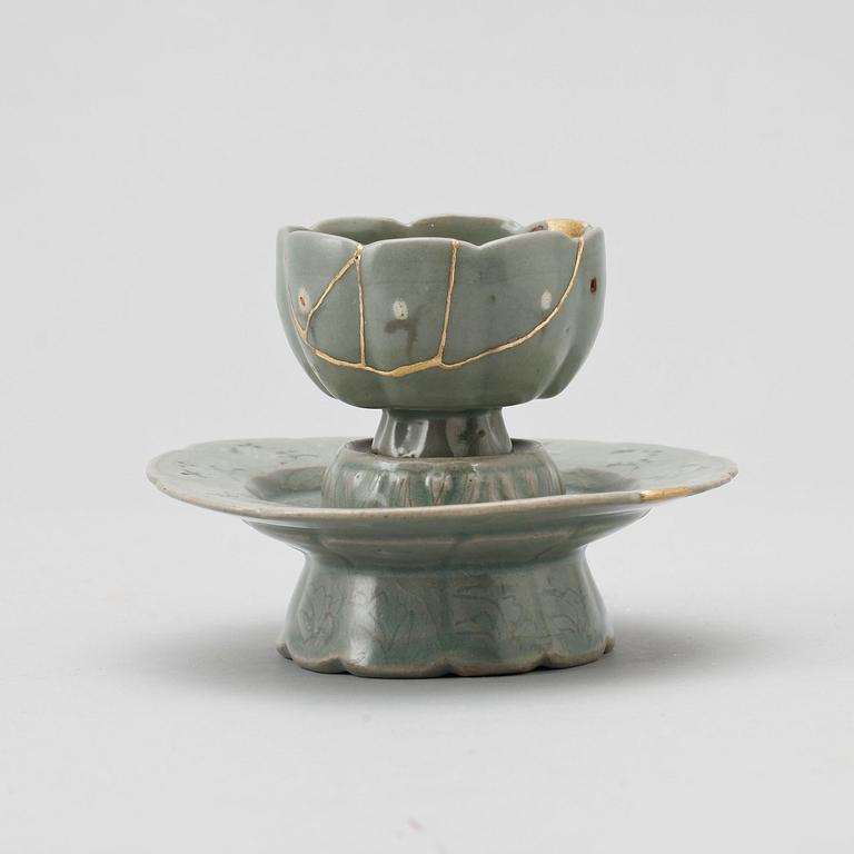 KOPP samt STÄLL, keramik, Korea, 12/1400-tal.