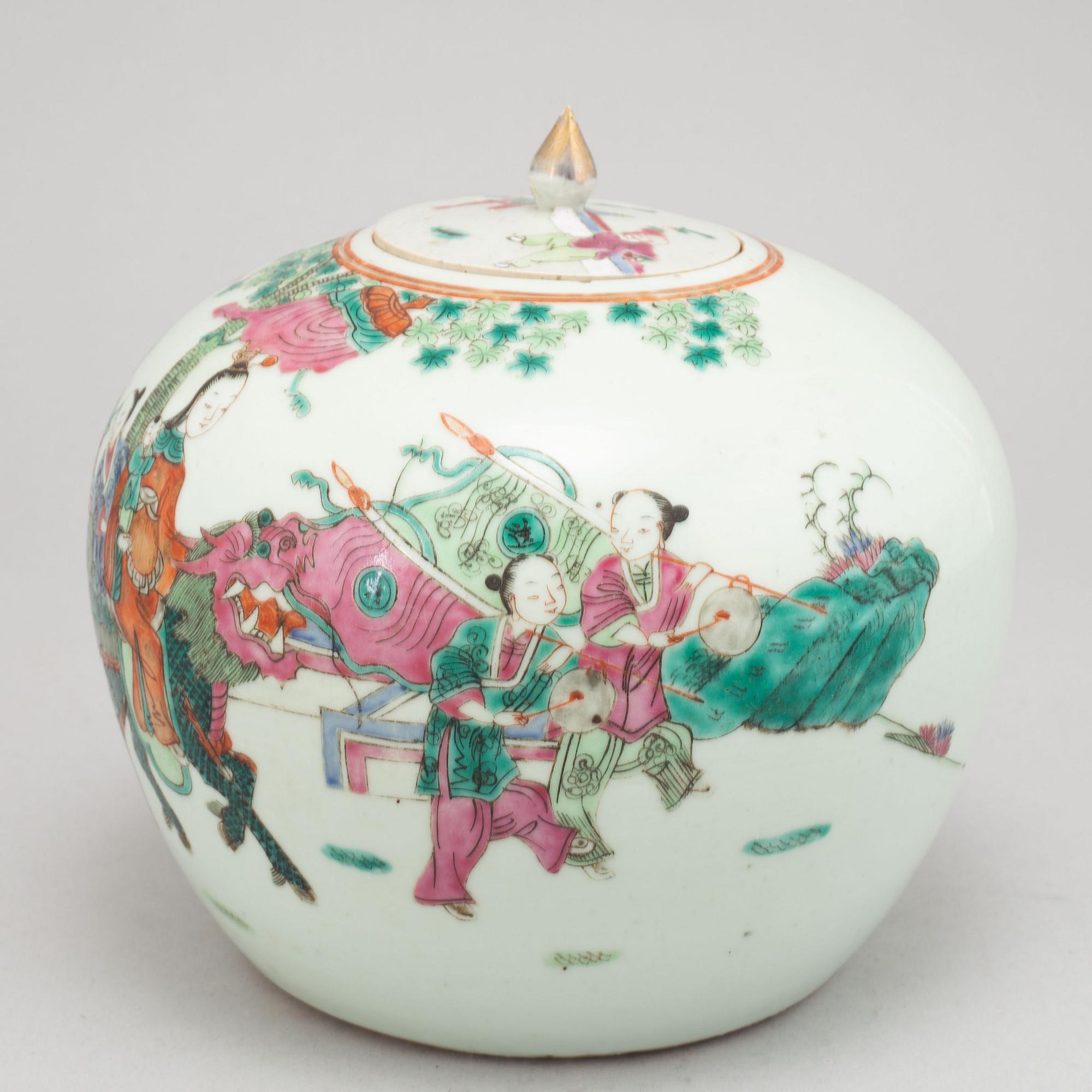 A Chinese porcelain urn with cover, 20th century.