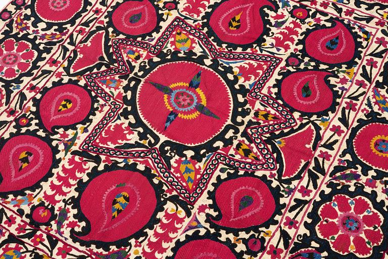 Semiantikt Suzani-broderi, Uzbekistan, ca 265 x 175 cm.