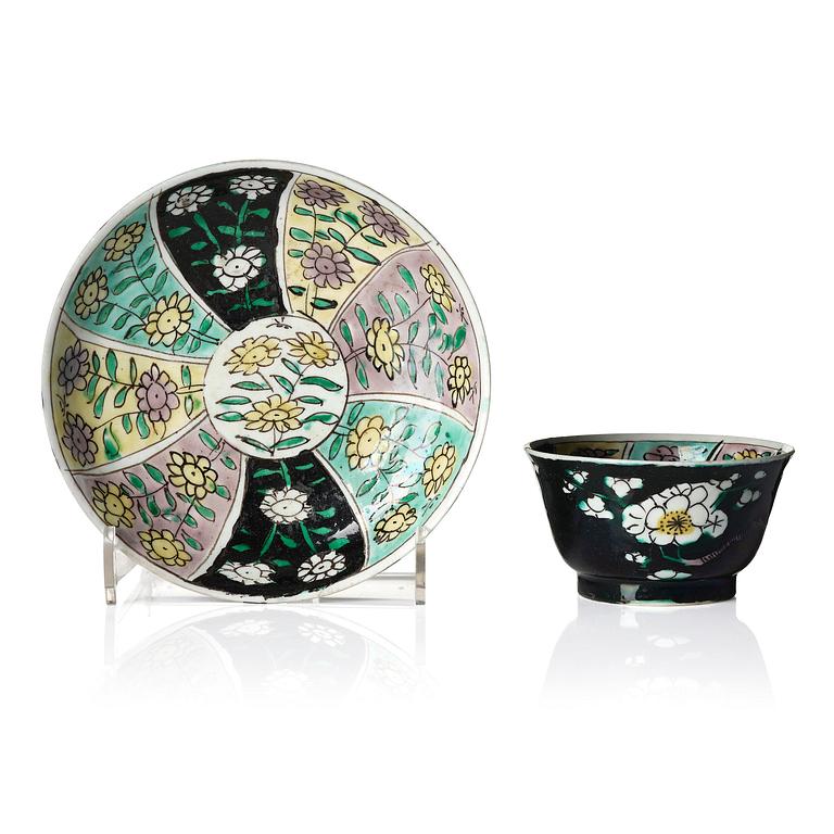 A famille noire cup with stand, Qing dynasty, Kangxi (1662-1722).