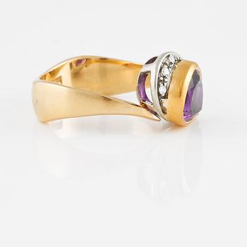 RING, 18K guld och vitguld med droppslipad ametist samt 3 åttkantslipade diamanter. Vikt 6,1 gram.
