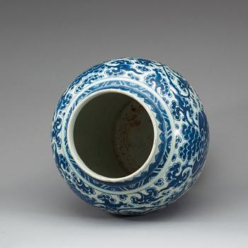 A large blue and white jar, Qing dynasty, Kangxi (1662-1722).