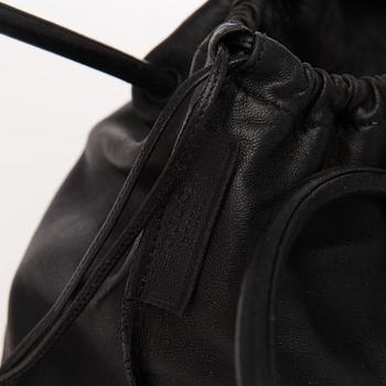 BLACK LEATHER DRAWSTRING TASSEL TOTE BAG.