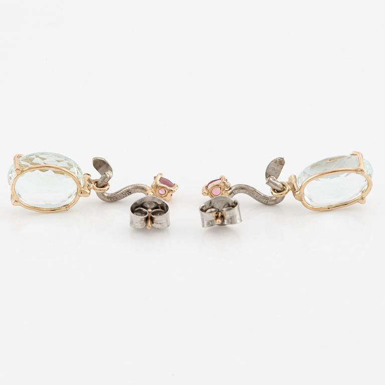 Örhängen med akvamariner och briljantslipade diamanter.