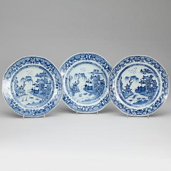 TALLRIKAR, 5 st. Porslin, Qing dynastin, Qianlong (1736-95).