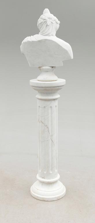 SKULPTUR PÅ PIEDESTAL, vit marmor, modern tillverkning.