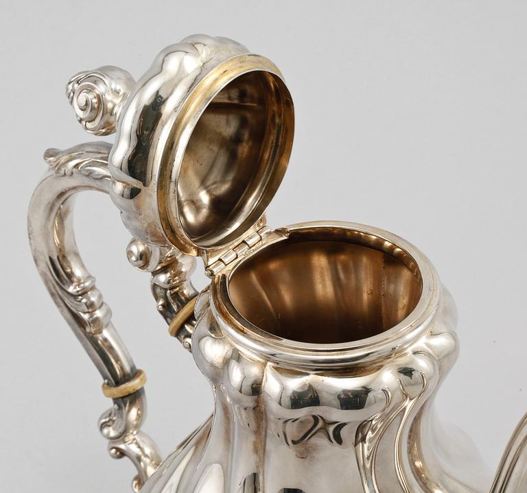KAFFEKANNA, silver, rokokostil, svenska importstämplar, omkring 1900-talets mitt, vikt 535 gram.