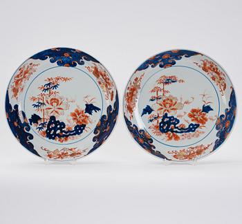 A part imari dinner service, Qing dynasty, early 18th Century. (4 pieces).