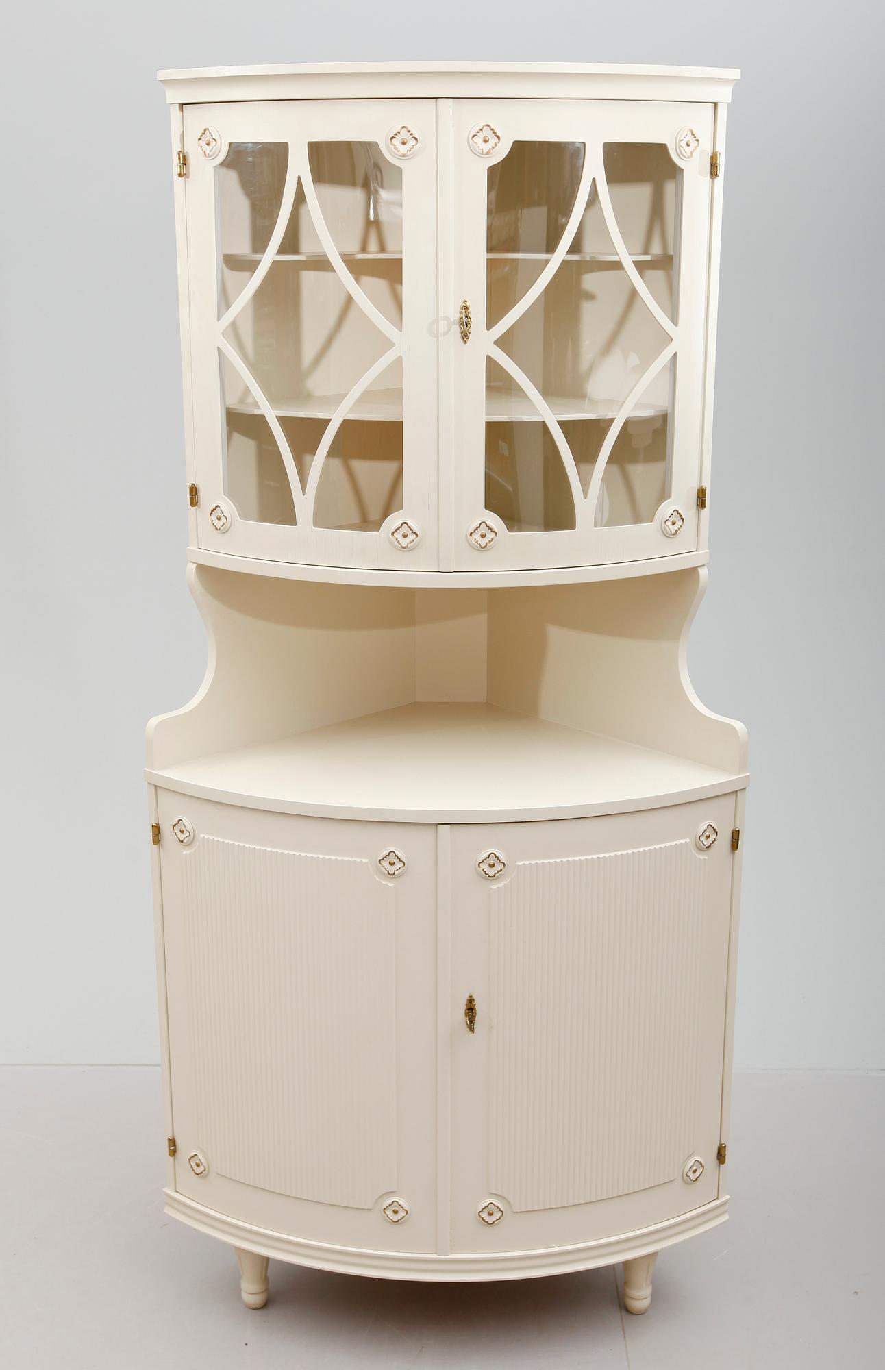 HÖRNSKÅP, gustaviansk stil, 1900-talets andra hälft.