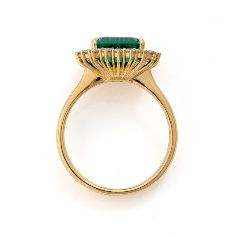 Ring 18K gold with synthetic emerald and brilliant-cut diamonds.