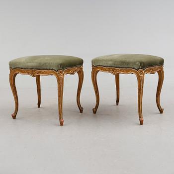 TABURETTER, 1 par, rokokostil, omkring år 1900.