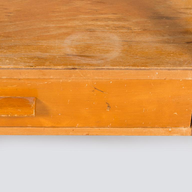 Alvar Aalto, bord / sidobord, modell 87, för O.Y. Huonekalu- ja Rakennustyötehdas A.B. tidigt 1950-tal.