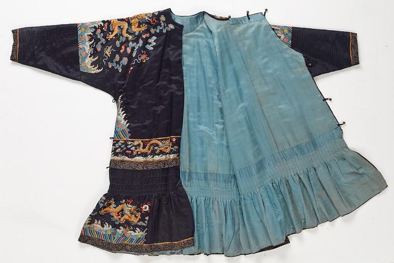 A Chinese robe, embroidered silk. Qing dynasty (1644–1911).