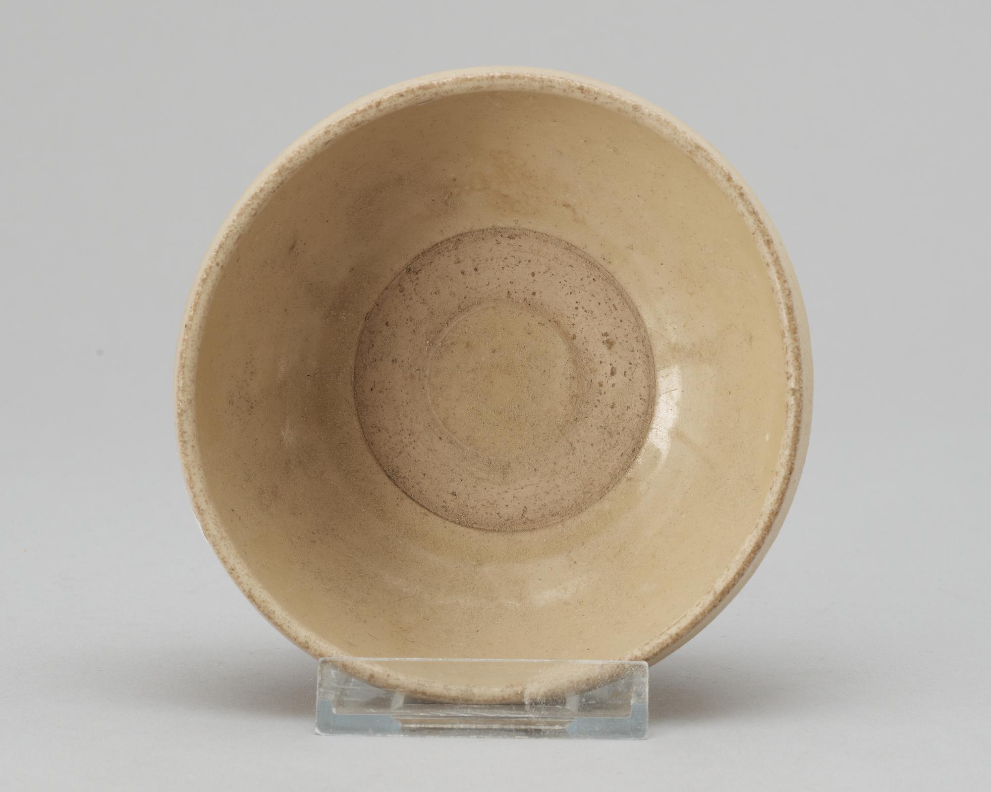 A cream glazed bowl, Tang dynasty.