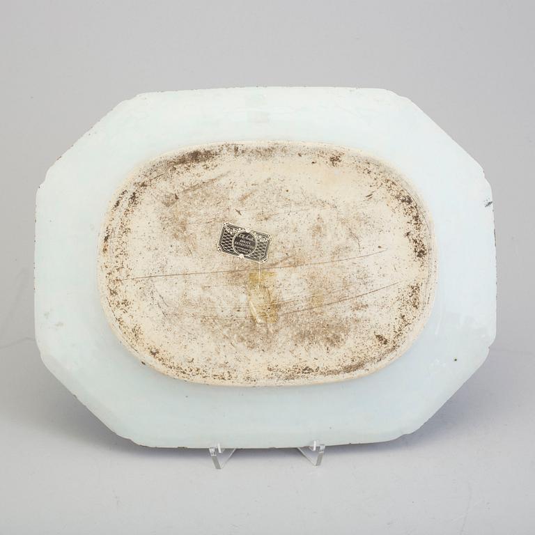 A blue and white serving dish, Qing dynasty, Qianlong (1736-95).