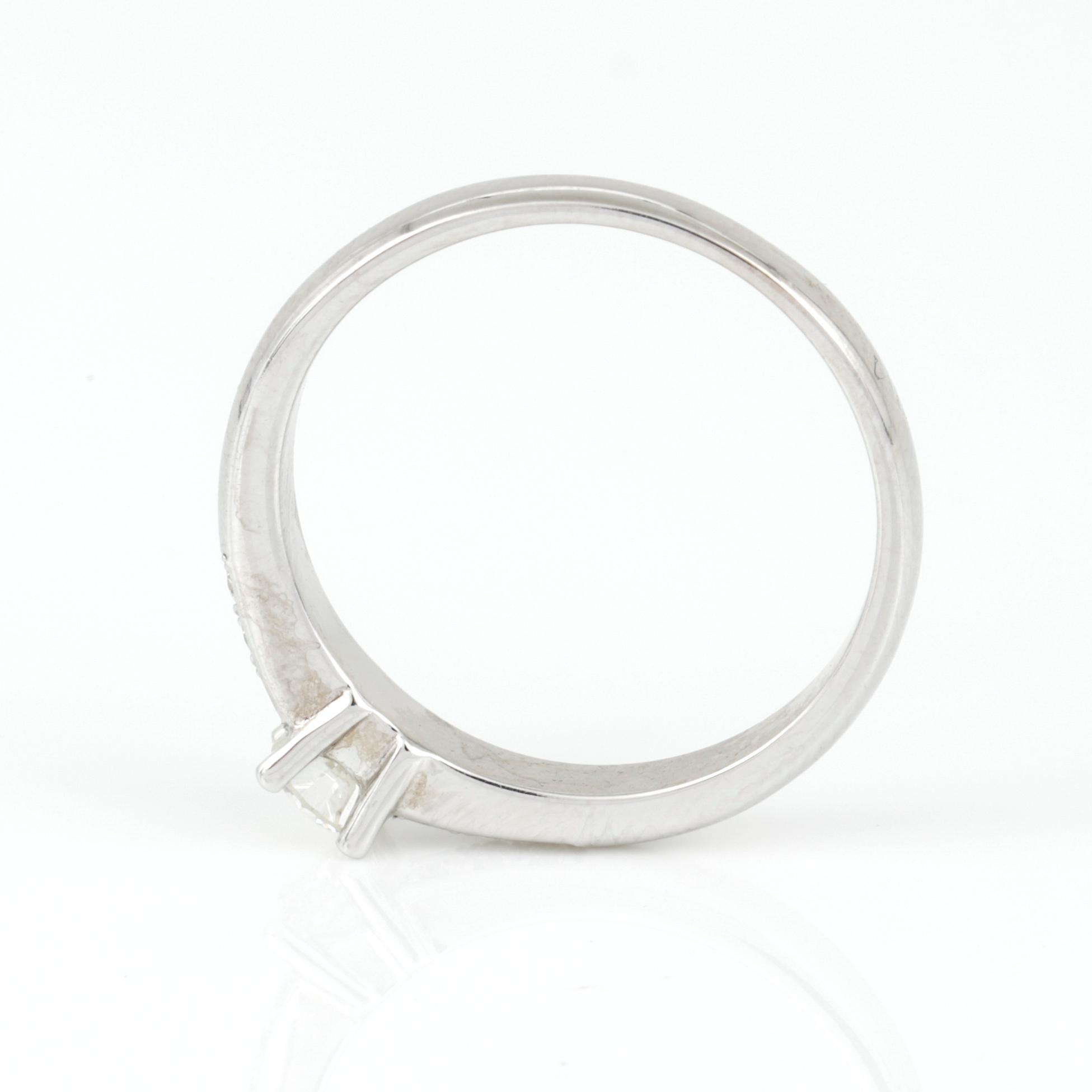 RING, 14K vitguld med briljantslipade diamanter, tot ca 0,29 ct. Vikt 2,88 g.