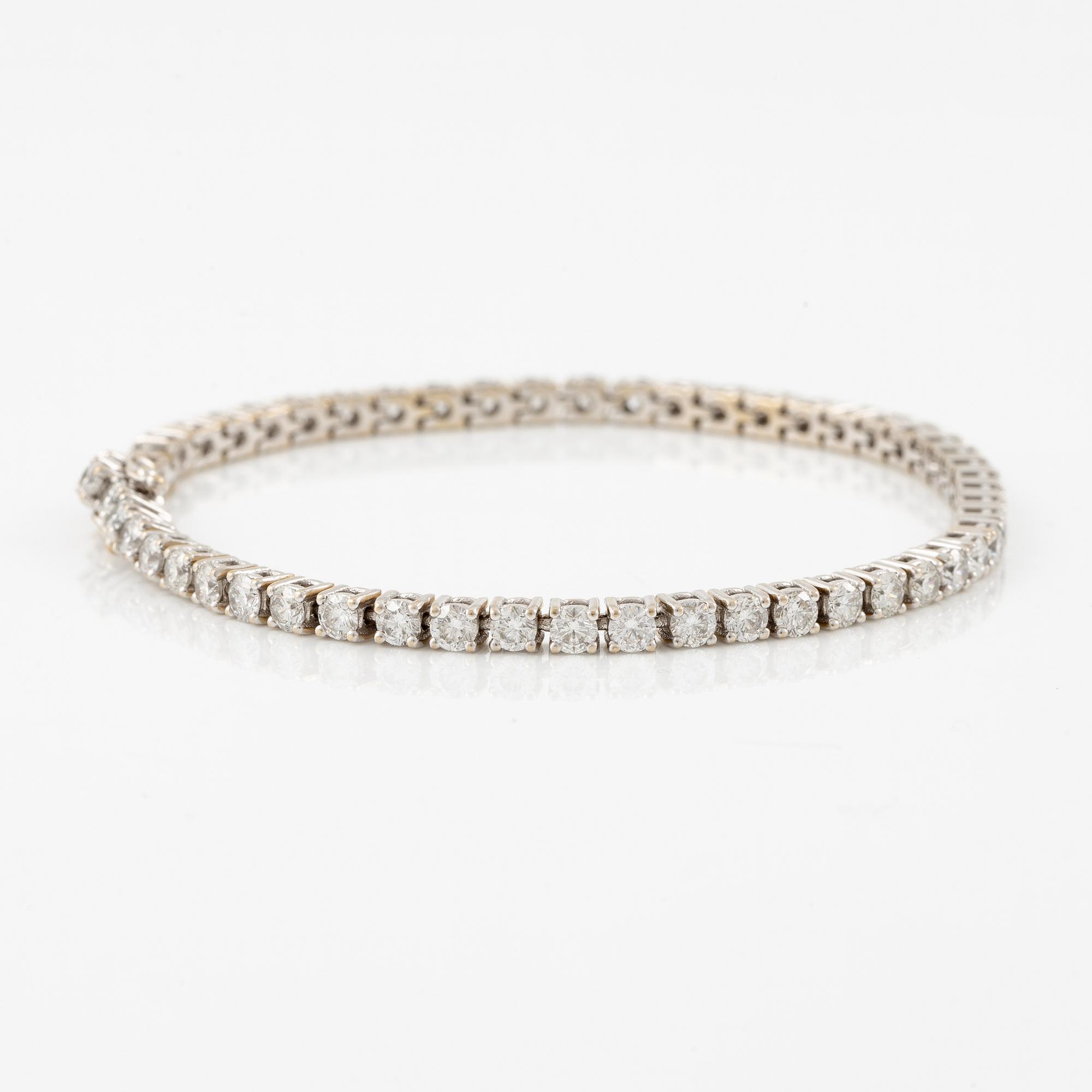 Tennis bracelet 18K white gold with round brilliant-cut diamonds.