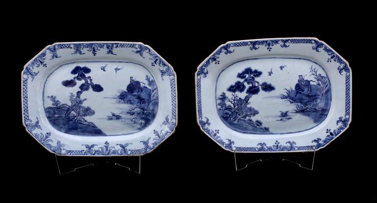 STEKFAT, ett par snarlika, porslin, Qianlong, Kina 1700-tal.