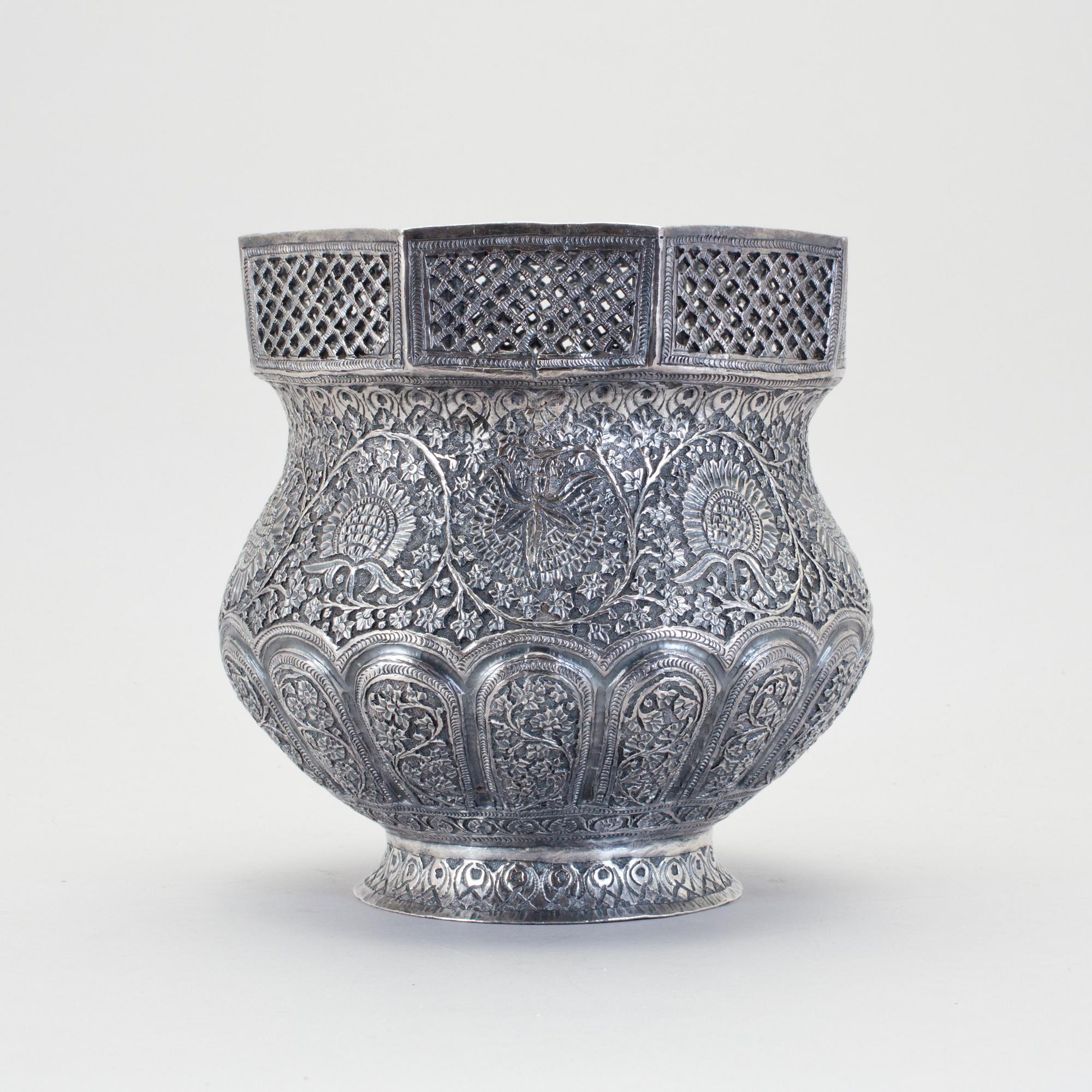 SKÅL / YTTERFODER, silver, Indien, 1900-tal. Vikt 880 g.