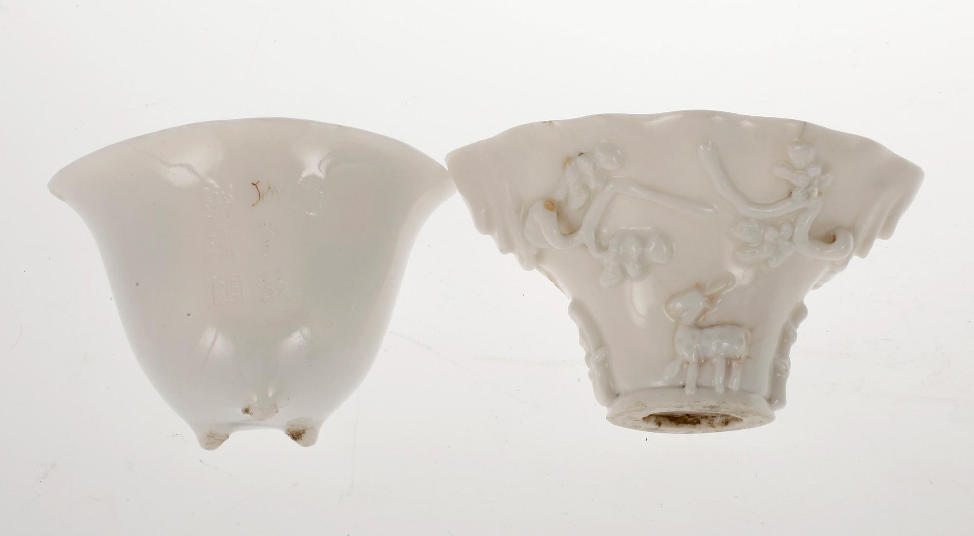 VINOFFERBÄGARE, 2 st, blanc de chine, Qingdynastin (1664-1912).
