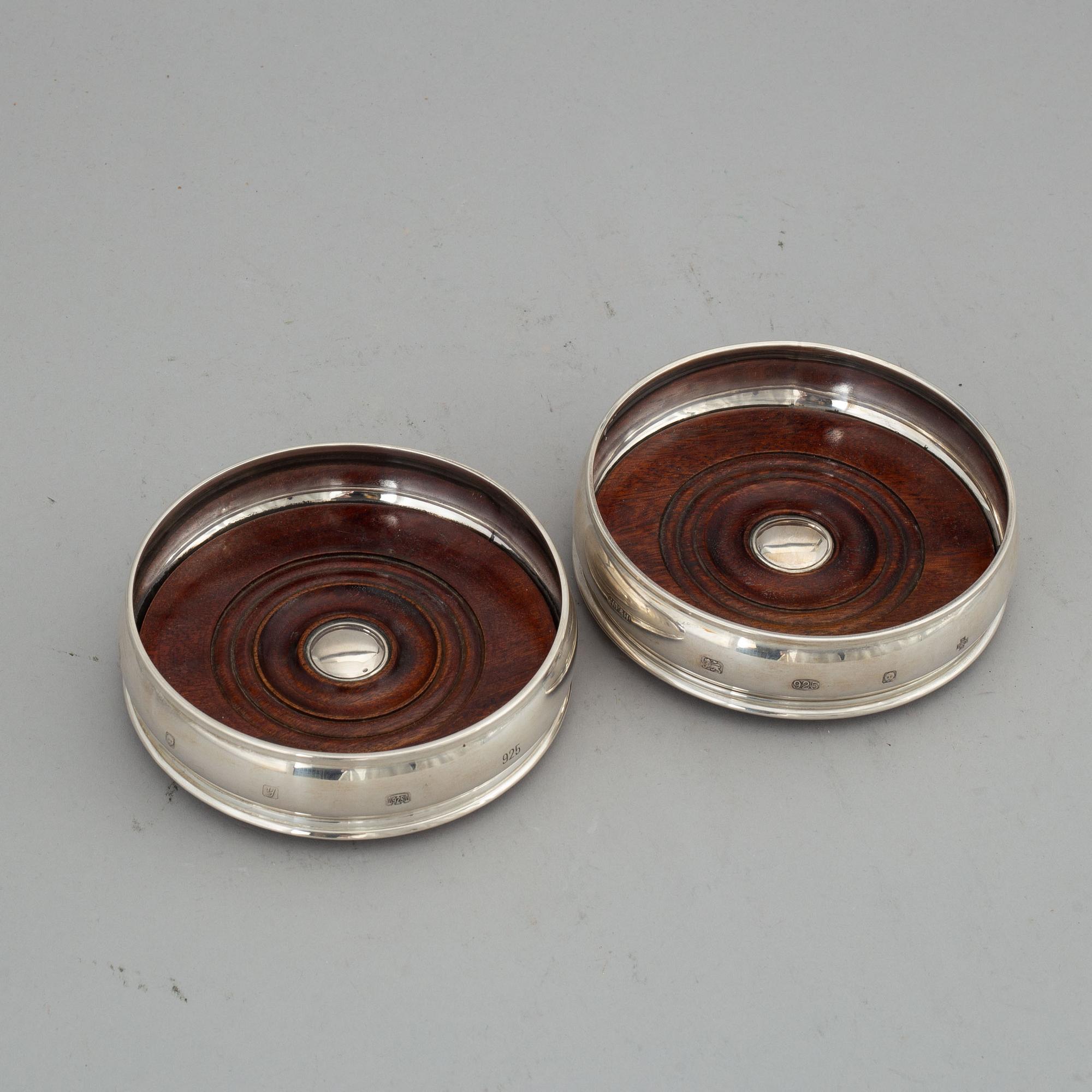 A pair of silver coasters, mark of Harrison Brothers & Howson Ltd, London 1998-2000.