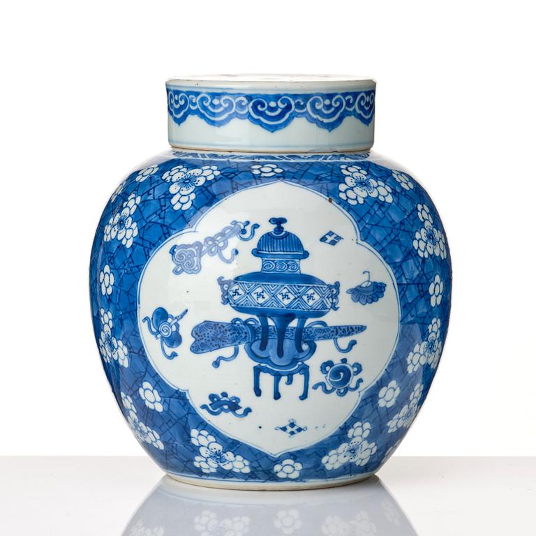 A blue and white jar with cover, Qing dynasty, Kangxi (1662-1722).