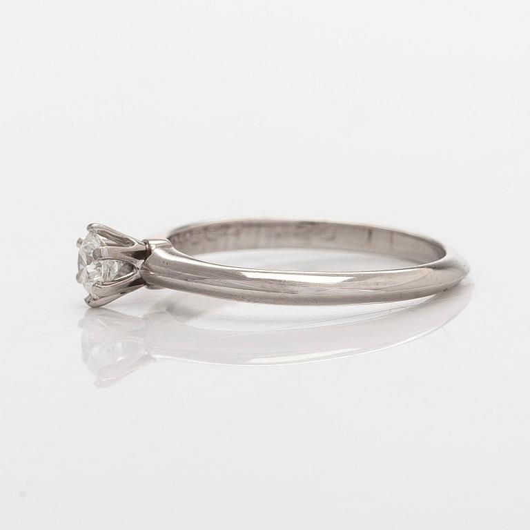 Tiffany & Co, sormus, platinaa, briljanttihiottu timantti n. 0.23 ct kaiverruksen mukaan. Sertifikaatilla.