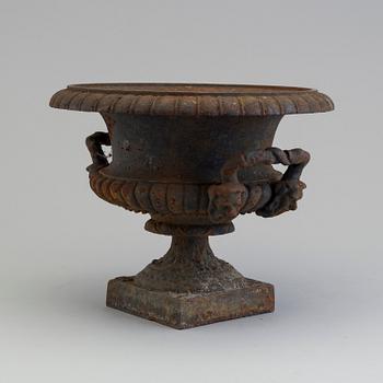 TRÄDGÅRDSURNA, gjutjärn, omkring 1900.