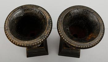 TRÄDGÅRDSURNOR, 1 par, gjutjärn, 1900-/2000-tal.