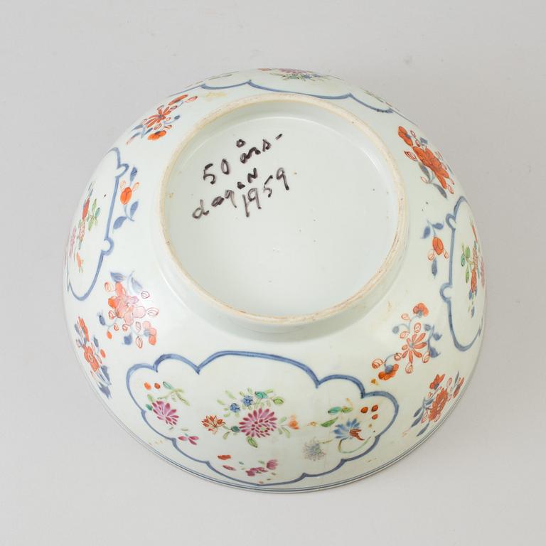 A famille rose Chinese porcelain bowl, Qianlong (1736-95).