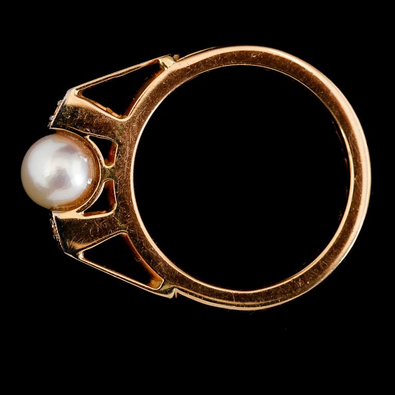 RING, 18K guld, odlad pärla och diamanter, CG Hallberg 1947. Total vikt ca 6 g.