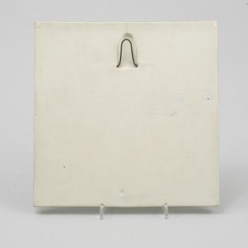 VÄGGRELIEF, vit stengodslera, ur serien "Fjärilsplattor", Gustavsberg, 1972-1974.