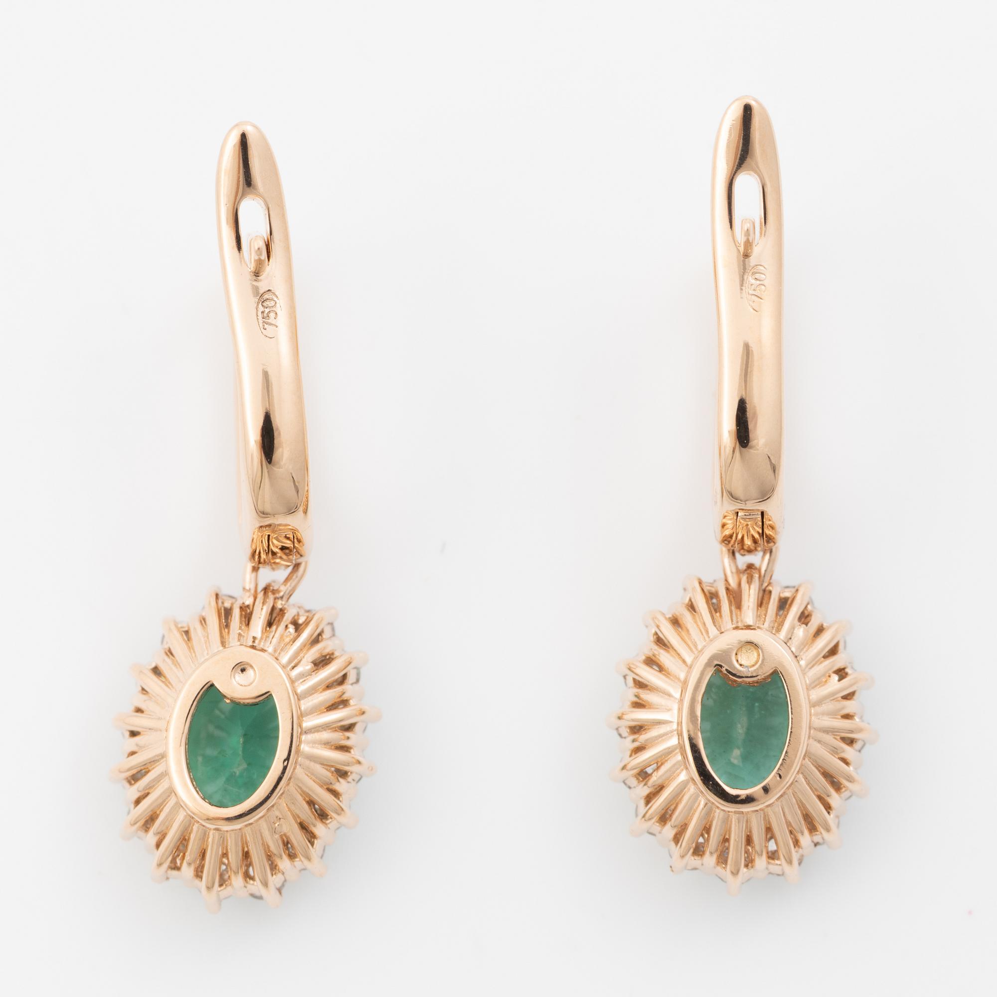 Earrings in 18K rose gold with emeralds and brilliant-cut diamonds.