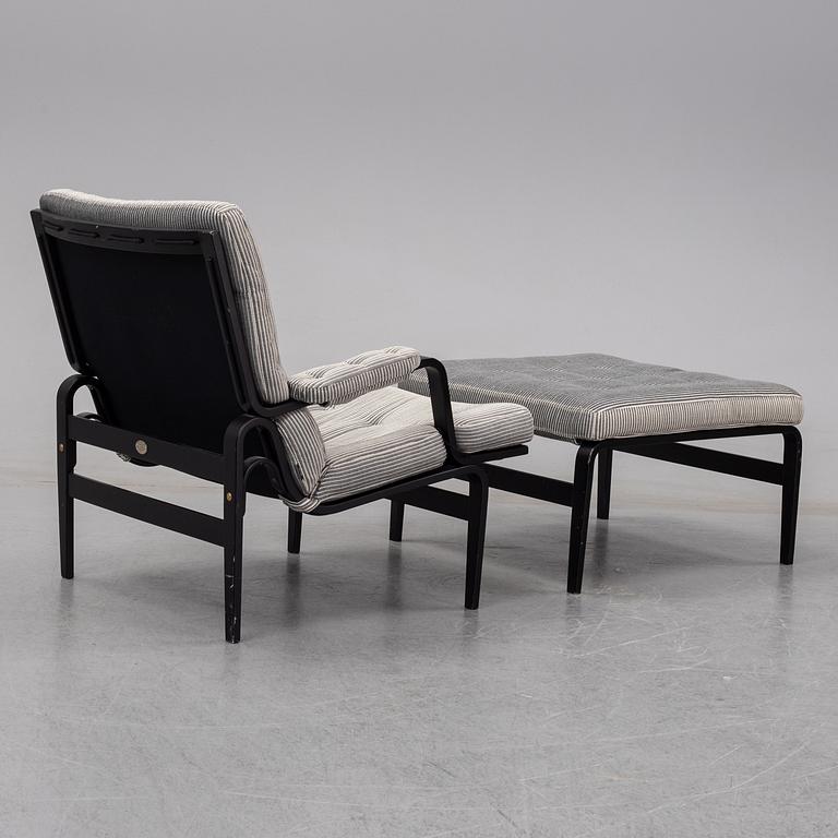 Bruno Mathsson, fåtölj med fotpall, "Ingrid", DUX. Jubileumsutgåva 2007. Plakettmärkta.