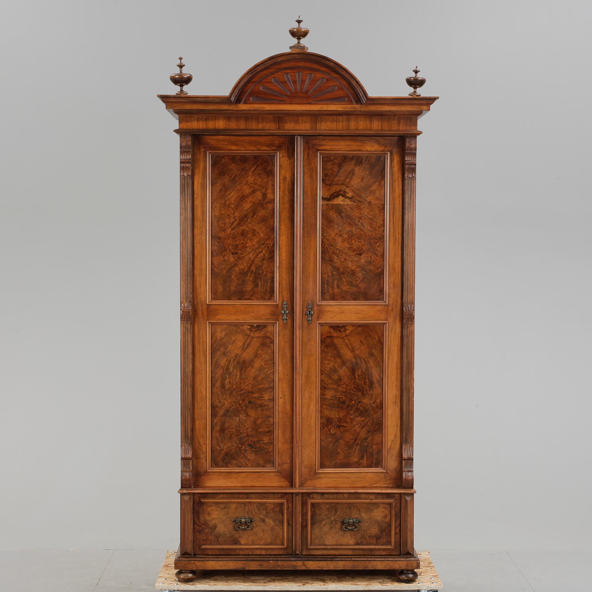 KLÄDSKÅP, nyrenässans, 1800-talets senare del.