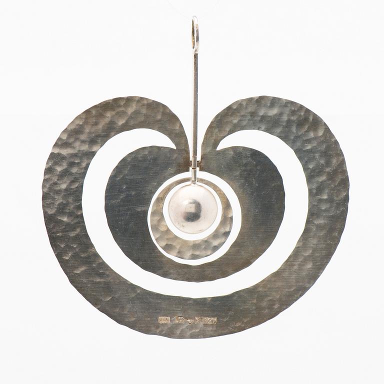 TAPIO WIRKKALA, hänge "Äpple", silver. Kultakeskus, Helsingfors 1975.