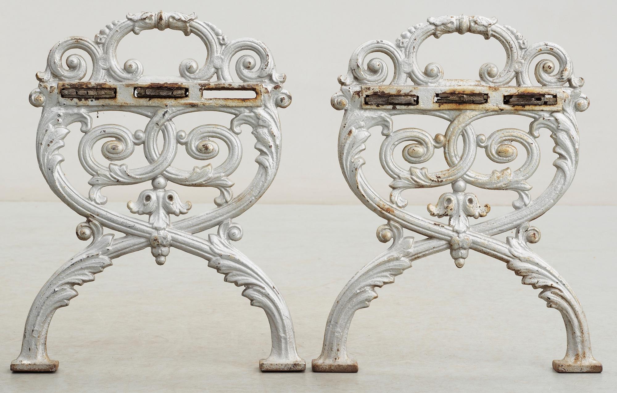 BÄNKGAVLAR, ett par, gjutjärn, sent 1800-tal.
