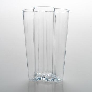 Alvar Aalto, A '201 Clear' vase signed Alvar Aalto.