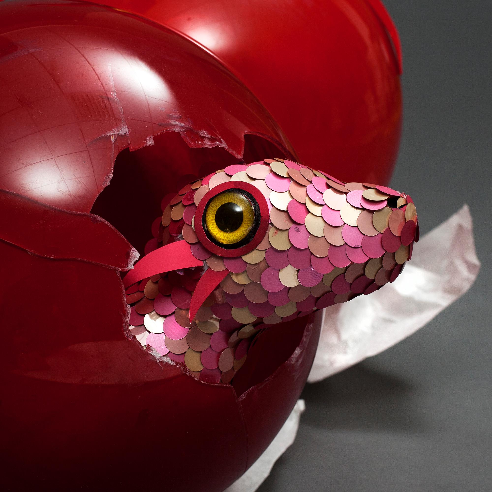 DRAKBEBIS MED TVÅ JULKULOR, "Estelle", NK 2013, JoAnn Tan Studio.