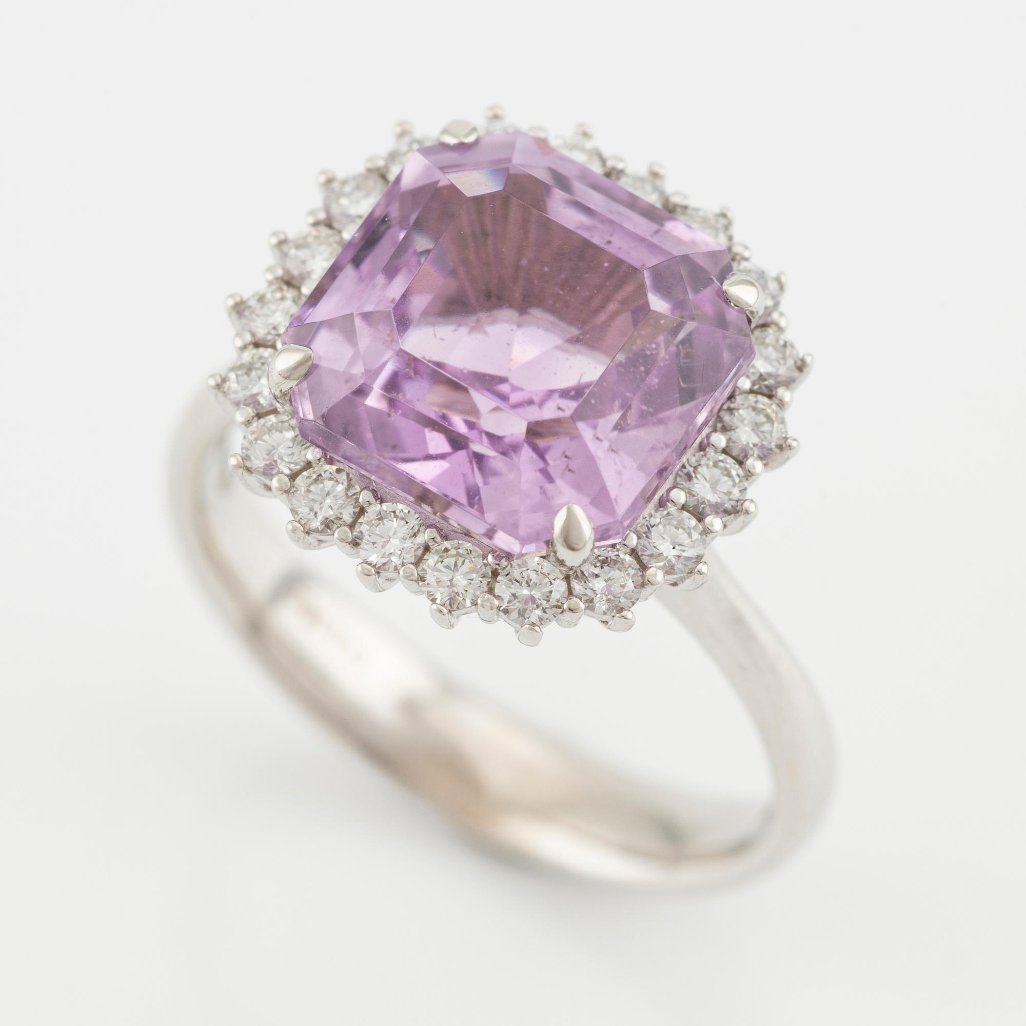 Ring 18K guld med en fasettslipad kunzit och runda briljantslipade diamanter.