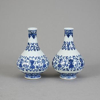 VASER, ett par, porslin, Kina, Xuandes märke,  modern tillverkning.