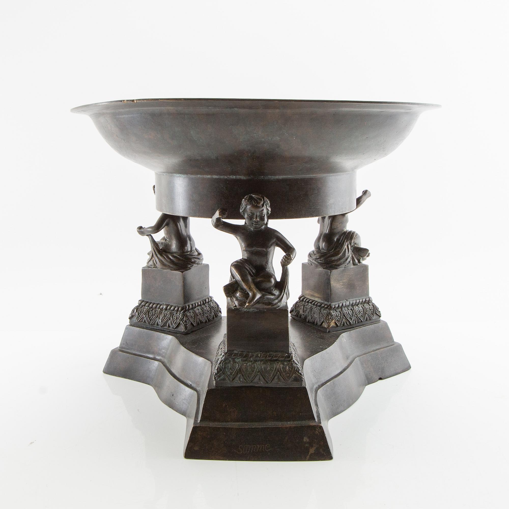 Goblet on foot Antique style 20th century patinated bronze.
