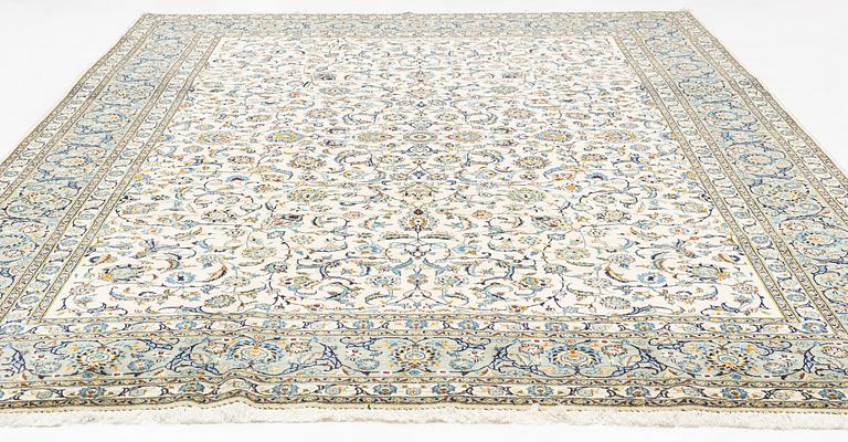 A carpet, semi-antique, Kashan, ca 420 x 310 cm.