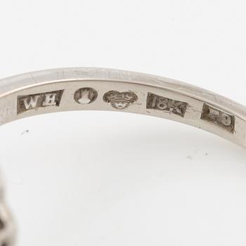 Ring 18K white gold with emerald and brilliant-cut diamonds.