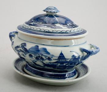 TERRIN MED LOCK OCH FAT, porslin, Kina, 1800-/1900-tal.