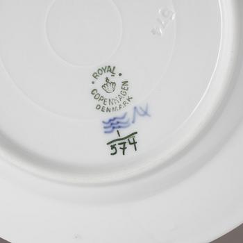 MATSERVIS, 64 delar, porslin, "Musselmalet", Royal Copenhagen.